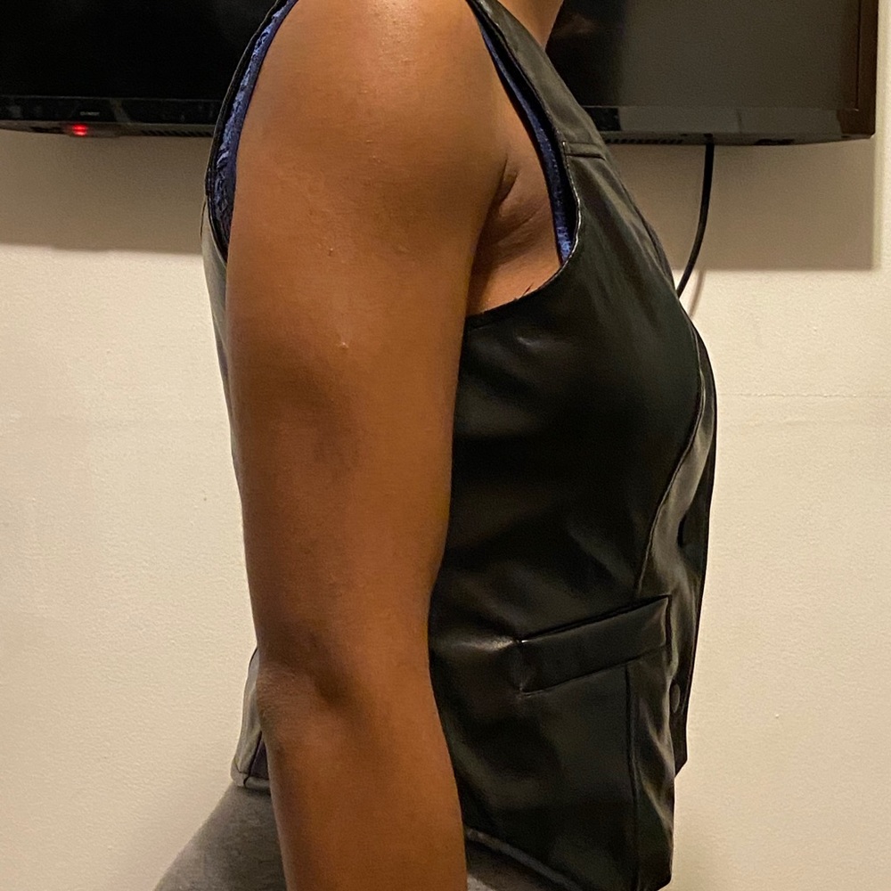 Adika leather Vest - Picture 5 of 8